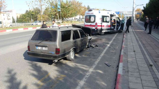 Yolcu İndiren Otomobile Başka Bir Otomobil Çarptı: 4 Yaralı