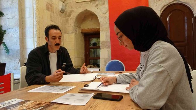 Mardin’in Asırlık Konağında 500 Farklı Eser Ve 7 Bin Kitap Vatandaşlara Hizmet Veriyor