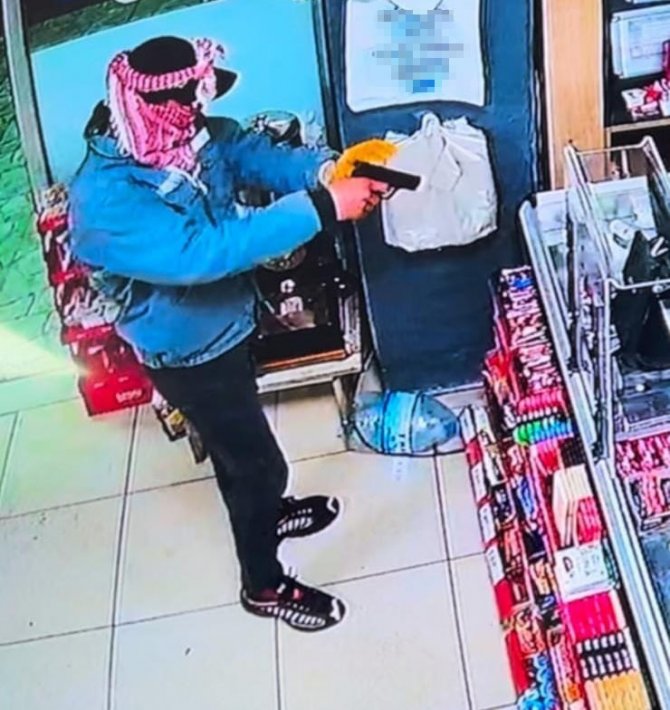 Silahlı Soyguncu Market Çalışanına Dehşeti Yaşattı