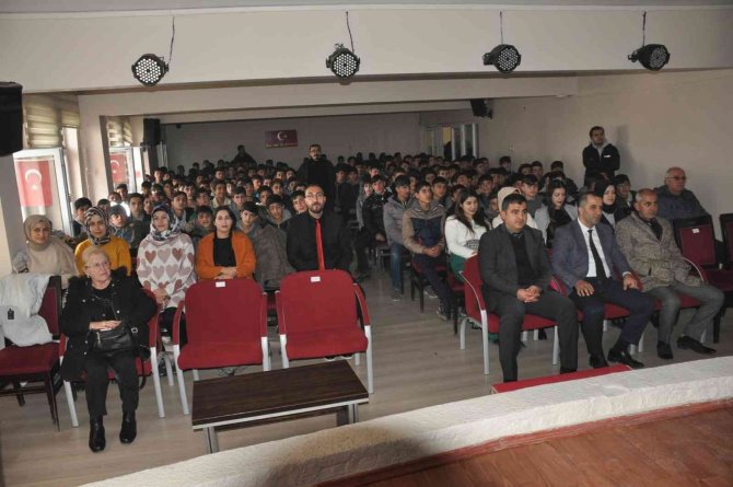 Bulanık’ta Sahnelenen “Heba” Oyununa Yoğun İlgi