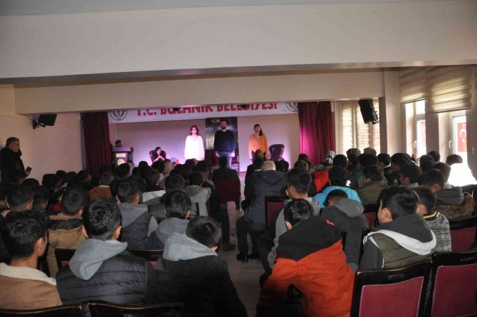 Bulanık’ta Sahnelenen “Heba” Oyununa Yoğun İlgi