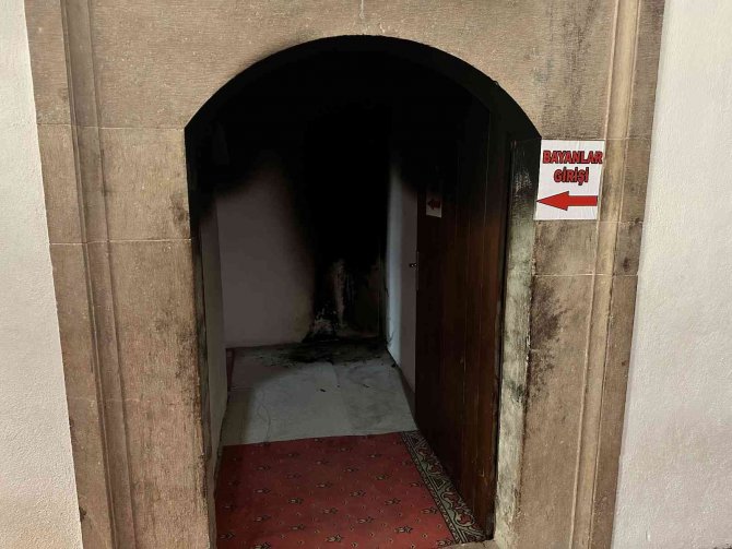 7 Yaşındaki Çocuk Camiyi Ateşe Verdi, Müezzinin Dikkati Camiyi Yanmaktan Kurtardı