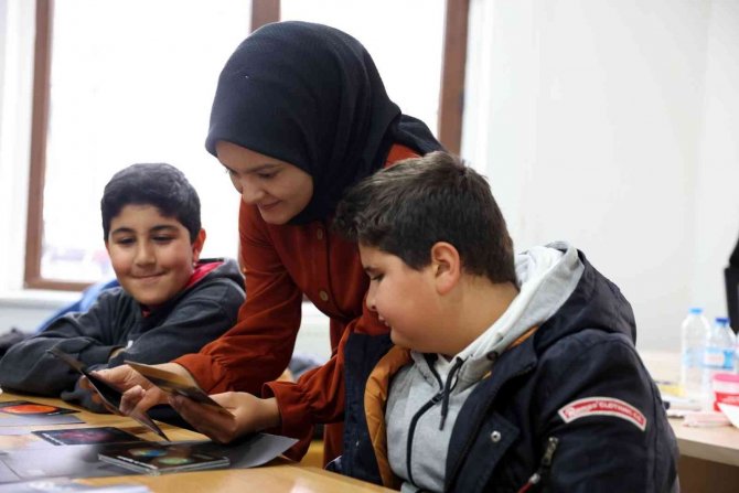 Gönüllüler Öğrencilerle Bir Araya Geldi