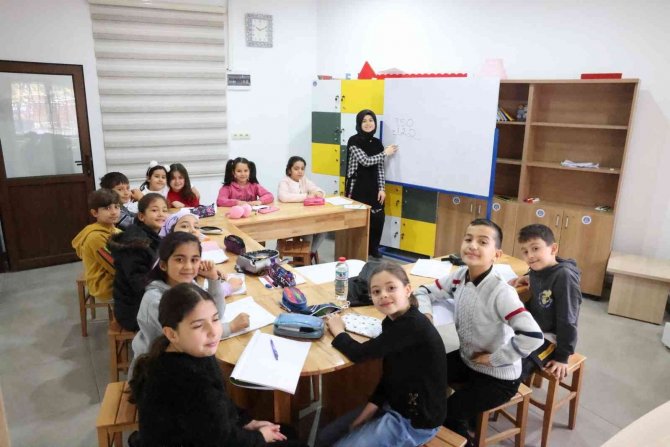 Gönüllüler Öğrencilerle Bir Araya Geldi