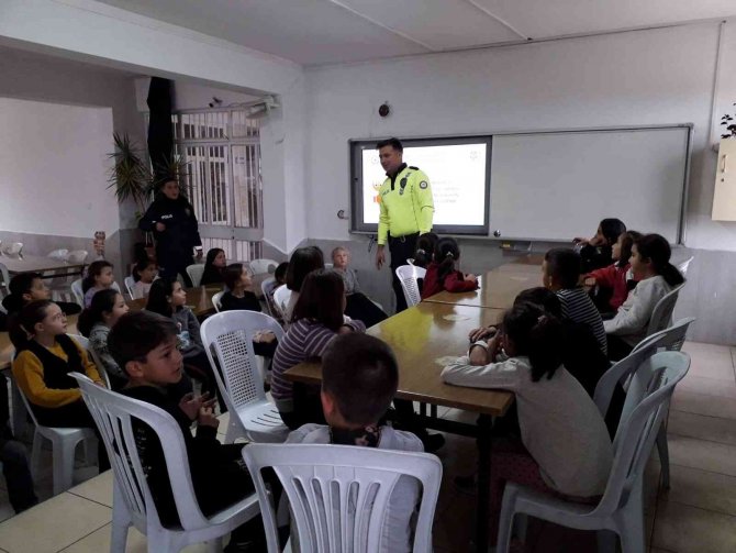 Öğrencilere Trafik Kuralları Öğretiliyor