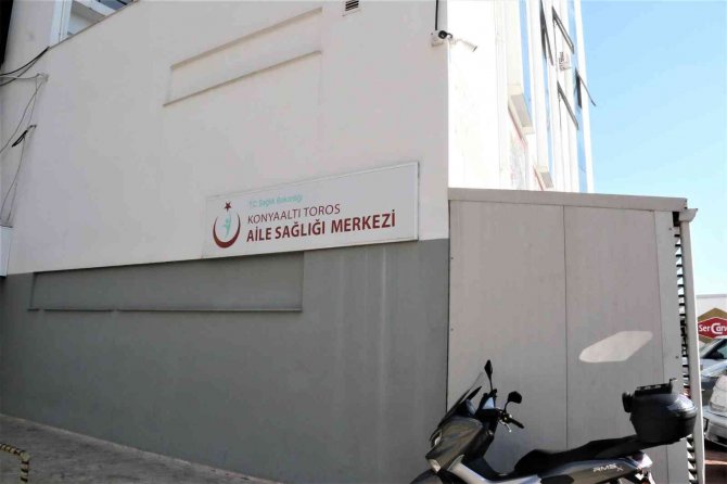 Magandaların Silahından Çıkan Kurşunlar Doktorun Odasının Camına İsabet Etti