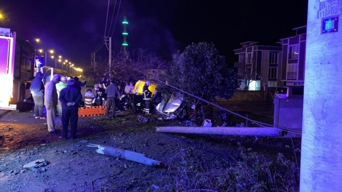 Otomobil Evin Bahçe Duvarına Çarptı: 5 Ağır Yaralı