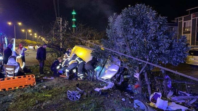 Otomobil Evin Bahçe Duvarına Çarptı: 5 Ağır Yaralı