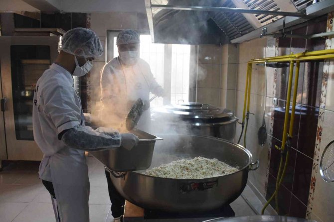 Şırnaklı 20 Bin Öğrenci Devletin Servis Ve Ücretsiz Yemek Hizmetinden Faydalanıyor