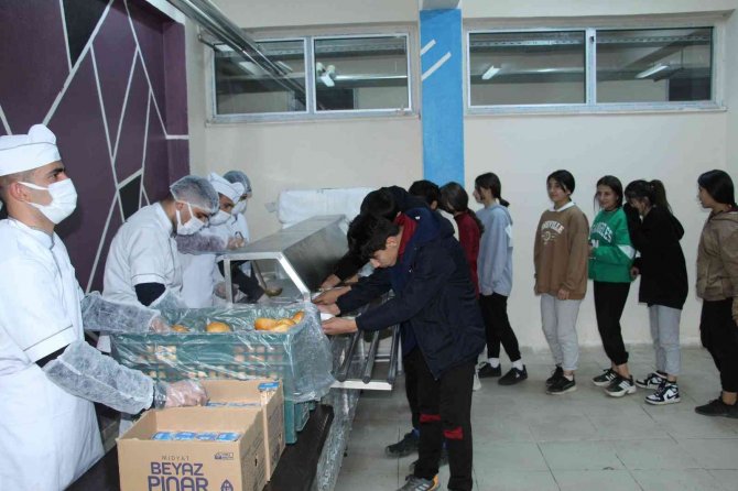 Şırnaklı 20 Bin Öğrenci Devletin Servis Ve Ücretsiz Yemek Hizmetinden Faydalanıyor