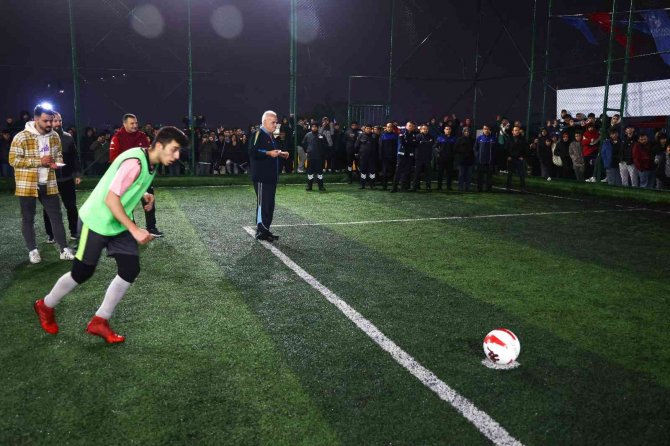 Sokak Ligi’nin Finalinde Eski Hakem Ahmet Çakar Düdük Çaldı