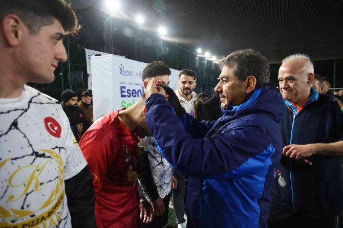 Sokak Ligi’nin Finalinde Eski Hakem Ahmet Çakar Düdük Çaldı