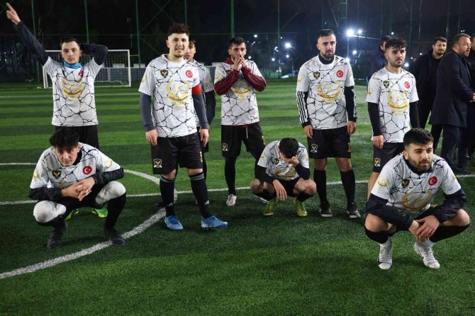 Sokak Ligi’nin Finalinde Eski Hakem Ahmet Çakar Düdük Çaldı