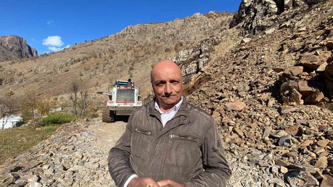 Hakkari’de Heyelan Ve Kaya Düşmesi Sonucu Hasar Gören Yolda Çalışma