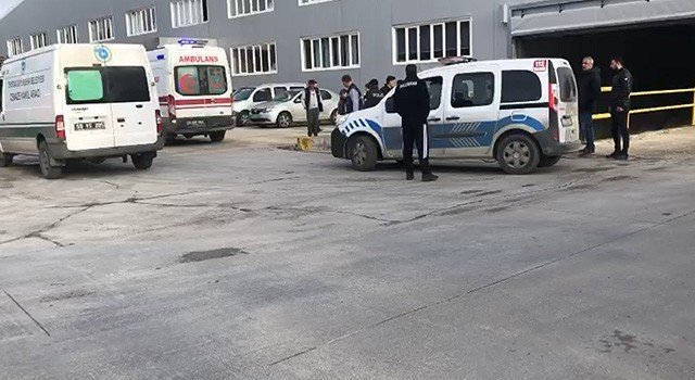 Fabrikada Tırın Altında Kalan İşçi Hayatını Kaybetti