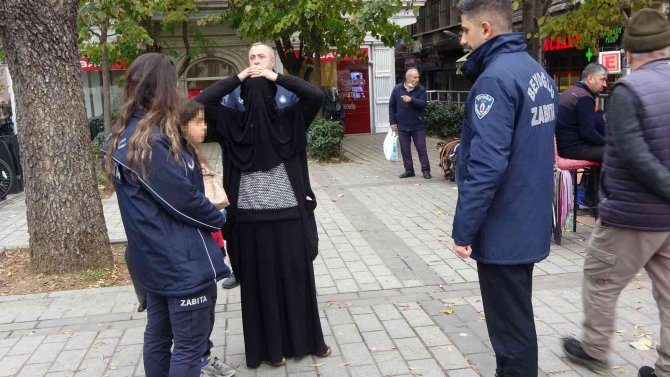 Çöpten Yemek Yeme Numarası Yapan Dilenciler Yakalandı