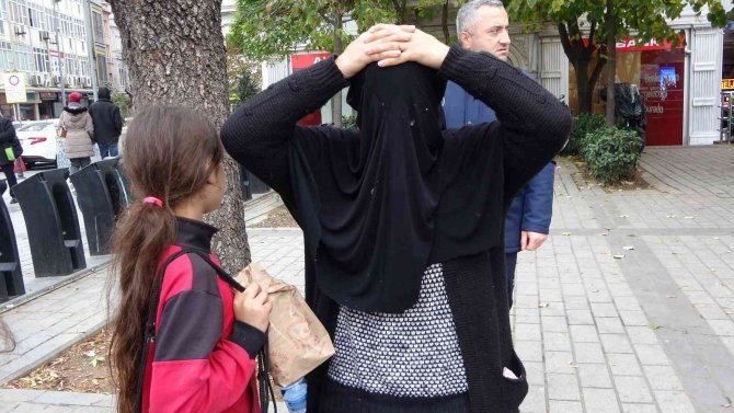 Çöpten Yemek Yeme Numarası Yapan Dilenciler Yakalandı