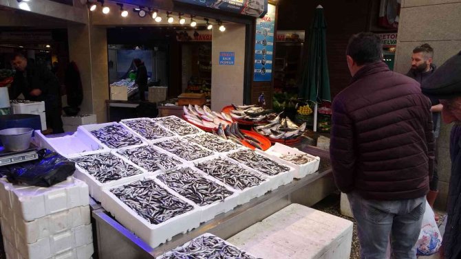 Hamsi Trabzon Açıklarına Ulaşınca Tezgahlardaki Yerli Hamsiye İlgi Arttı