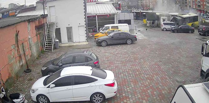 Tramvay Kazasından İnanılmaz Kurtuluş Kamerada: Kulübe Üzerine Yıkıldı