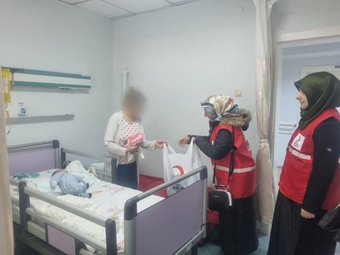 Kızılay’dan Yeni Doğum Yapmış Annelere “Sevgi Bohçası”