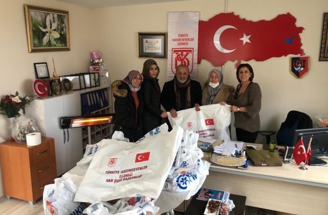 Tysd Van Şubesinden Öğrencilere Kışlık Hediye