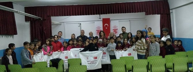Tysd Van Şubesinden Öğrencilere Kışlık Hediye
