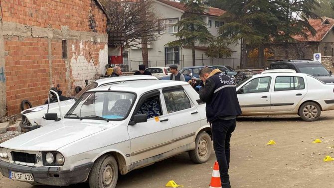Arabada Silahlı Saldırıya Uğrayan Baba Oğul Yaralandı