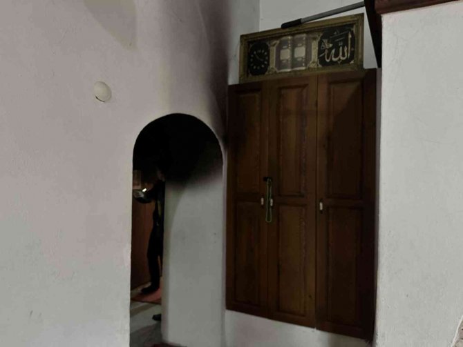 7 Yaşındaki Çocuk Camiyi Ateşe Verdi, Müezzinin Dikkati Camiyi Yanmaktan Kurtardı