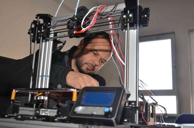 Öğretmen Ve Öğrenciler Kendi 3 Boyutlu Yazıcılarını Yaptı