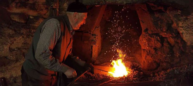 80 Yaşında 30 Köyün Tarım Aleti İhtiyacını Karşılıyor