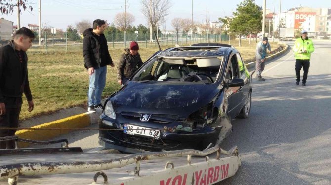 Takla Atan Aracın Sürücüsü Yaralandı, Ters Dönen Otomobili Vatandaşlar Düzeltti