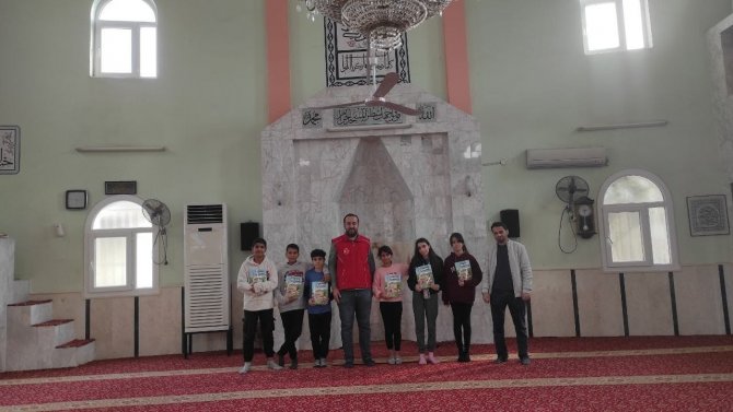 Germencik’te Gönüllüler Cami Bahçesine Fidan Dikti