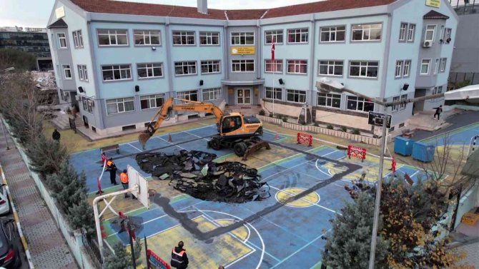 Bakırköy’de Bir Okulun Bahçesinde Çökme Meydana Geldi
