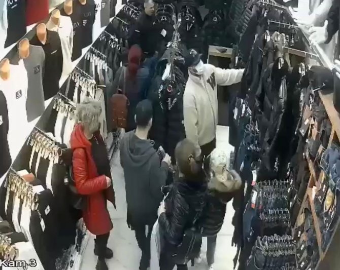 Fatih’te Çocuğa Hırsızlık Yaptırdılar: O Anlar Güvenlik Kamerasında