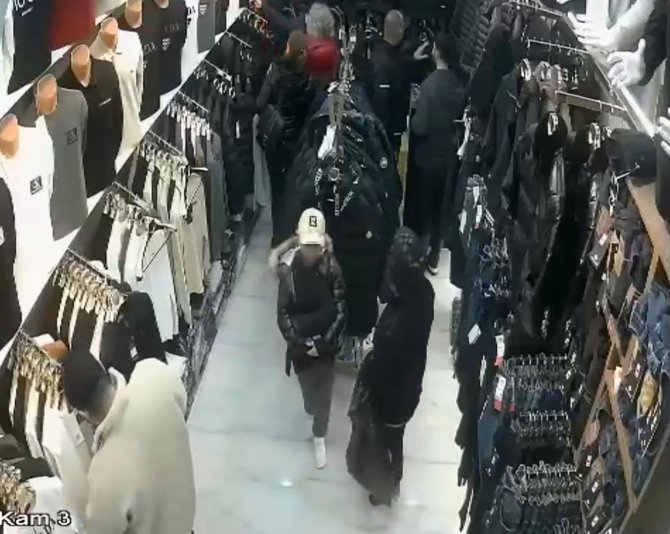 Fatih’te Çocuğa Hırsızlık Yaptırdılar: O Anlar Güvenlik Kamerasında