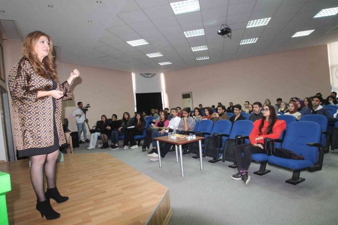 Seslendirme Sanatçısı Şelli: "Vurgu Ve Tonlama, Etkili İletişimde Önemli Faktördür"