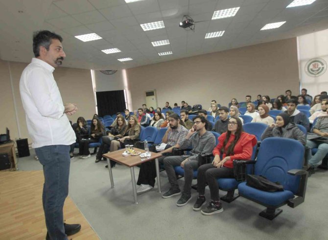 Seslendirme Sanatçısı Şelli: "Vurgu Ve Tonlama, Etkili İletişimde Önemli Faktördür"