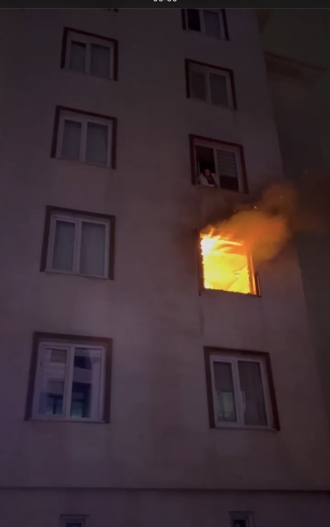 Bursa’da Ev Alev Alev Yandı..komşusu Film İzler Gibi İzledi