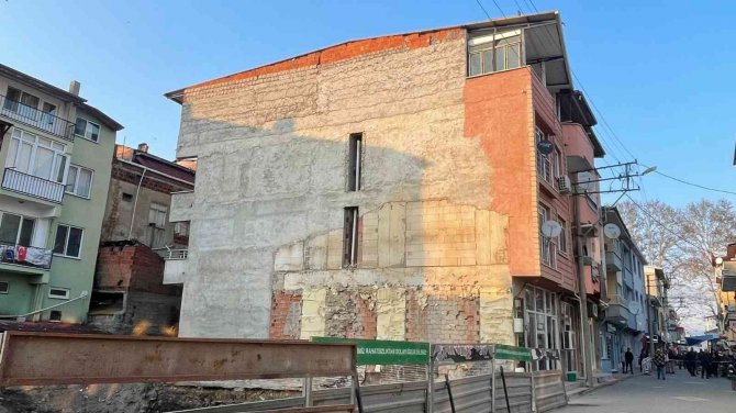 Bursa’da Hareketli Saatler...çökme Tehlikesi Olan 4 Katlı Bina Boşaltıldı