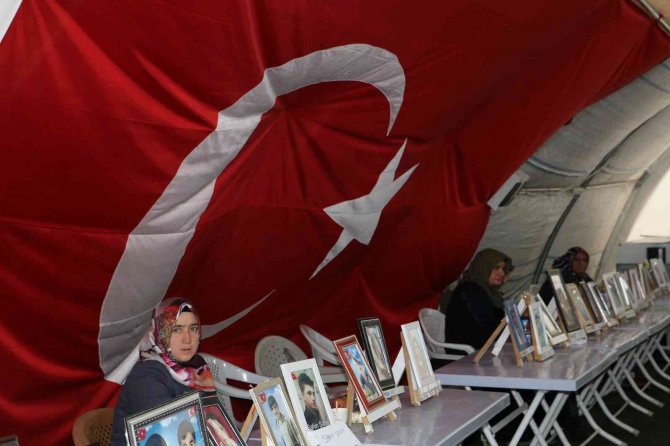 Evlat Nöbetindeki Acılı Baba: “Bu Anne Ve Babaların Feryadını Duyun”