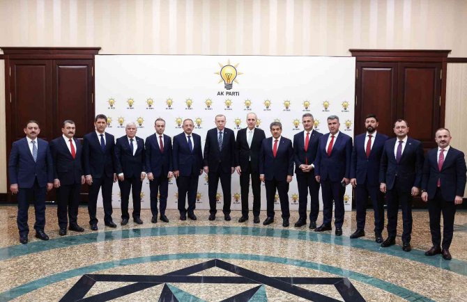 Cumhurbaşkanı Recep Tayyip Erdoğan, 11 Büyükşehir Belediye Meclisinin Ak Parti Grup Başkanvekillerini Kabul Etti