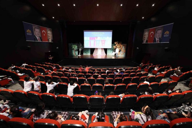 ’Küsmesin Yıldızlar’ Tiyatro Oyunu Öğrencilerle Buluştu