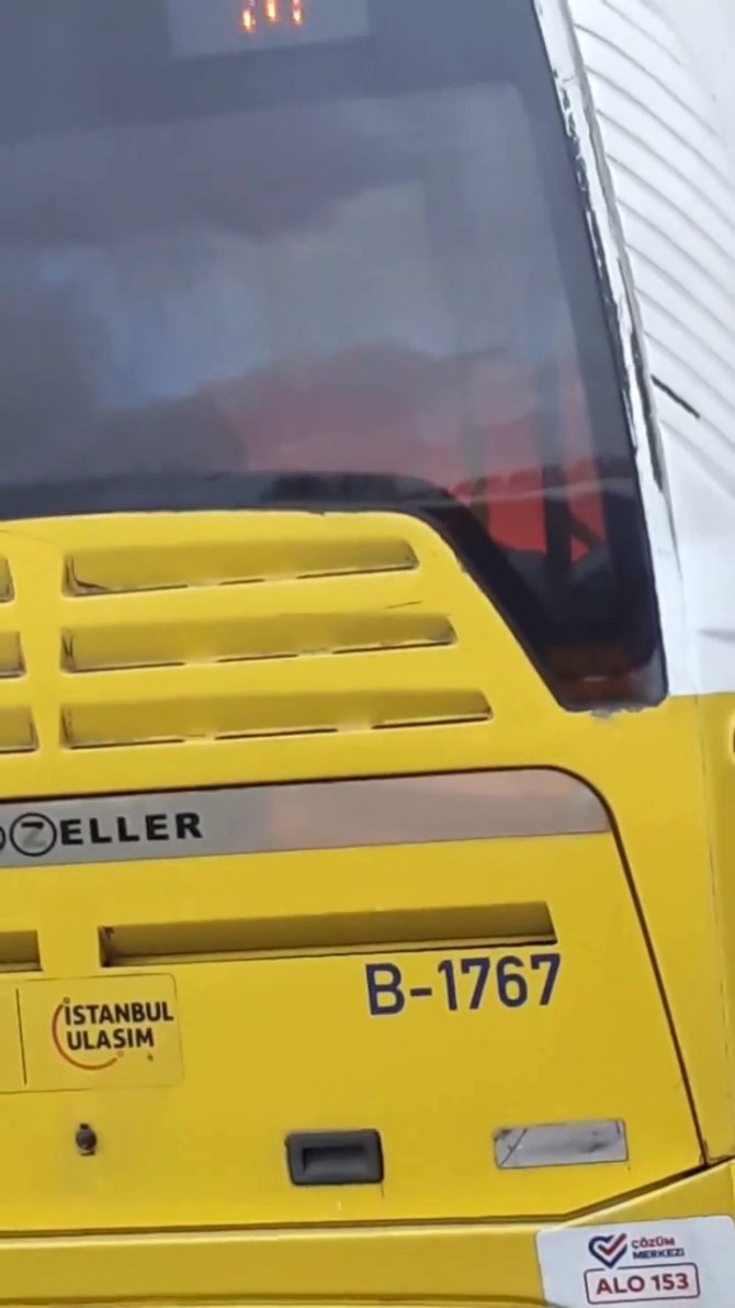Fatih’te Otobüsün İçinde Yakılan Meşale Paniğe Yol Açtı
