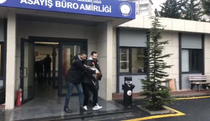 İ̇stanbul’da Cephanelik Gibi Eve Operasyon Kamerada