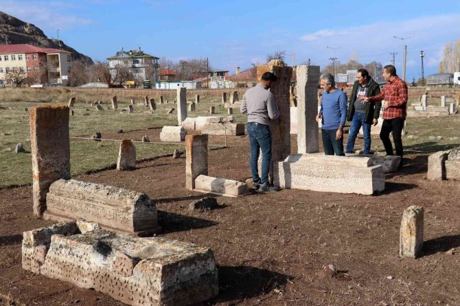 Gevaş Türk İ̇slam Mezarlığı Açık Hava Müzesine Dönüşüyor