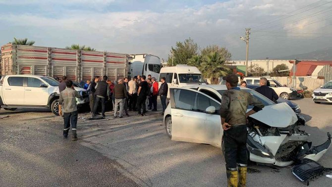 Hatay’da 3 Aracın Karıştığı Kaza Kameraya Yansıdı: 1 Yaralı
