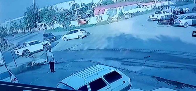 Hatay’da 3 Aracın Karıştığı Kaza Kameraya Yansıdı: 1 Yaralı