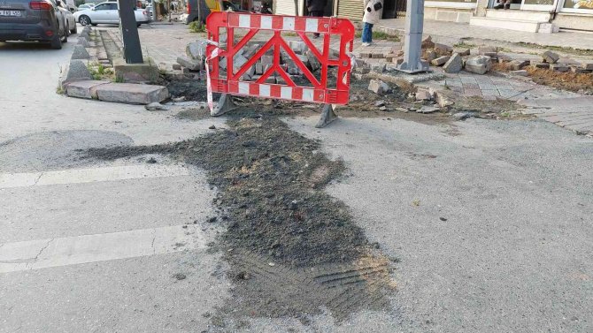 İ̇bb’ye Ait İş Makinesinin Altında Kalan Yaşlı Adam Hayatını Kaybetti