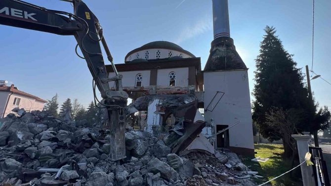 Bayram Günlerinde Köylülerin Buluşma Noktasıydı, Yıkıldı