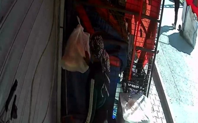 Sultangazi’de Markete Dadanan Hırsızlar Kamerada: Meyveleri Yanında Getirdiği Koliye Doldurdu